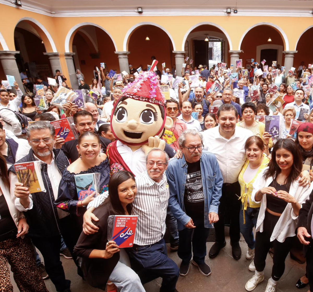 Paco Ignacio Taibo II, entregó en Puebla la Colección de Libros “25 para el 25”, un acervo de 20 mil textos.